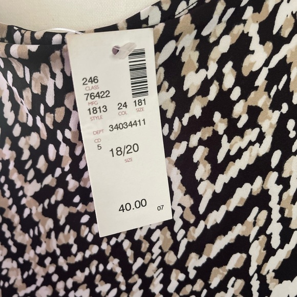 Avenue Black and White Sleeveless Blouse with Metal Accents Size 18/20 NWT - Picture 7 of 11